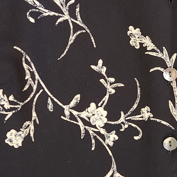 NWT Jones Wear sleeveless button down blouse Size 10 black and cream floral - Picture 4 of 12